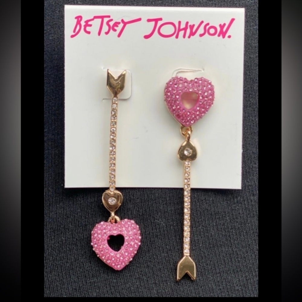 BETSEY JOHNSON Valentine’s Day Pink Heart & Gold Arrow Drop Earrings NEW NWT